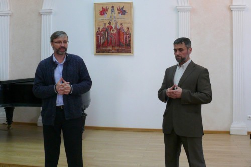 Режиссер фильма Олег Глаголев и ведущий вечера Дмитрий Каштанов, председатель Свято-Екатерин�-900x599