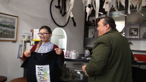 молодая артистка театра с подарком