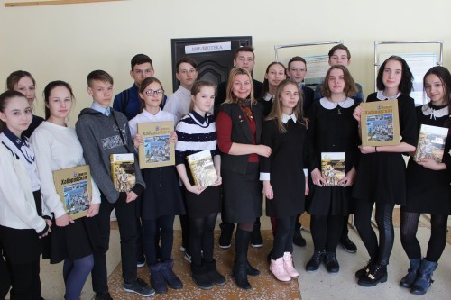 школьники с подарками