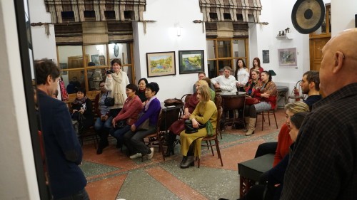 зрители обсуждают фильм